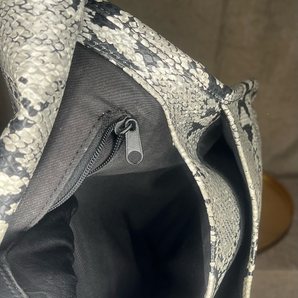 EUC Nine West Imitation Python print crossbody Bag - Picture 4 of 7